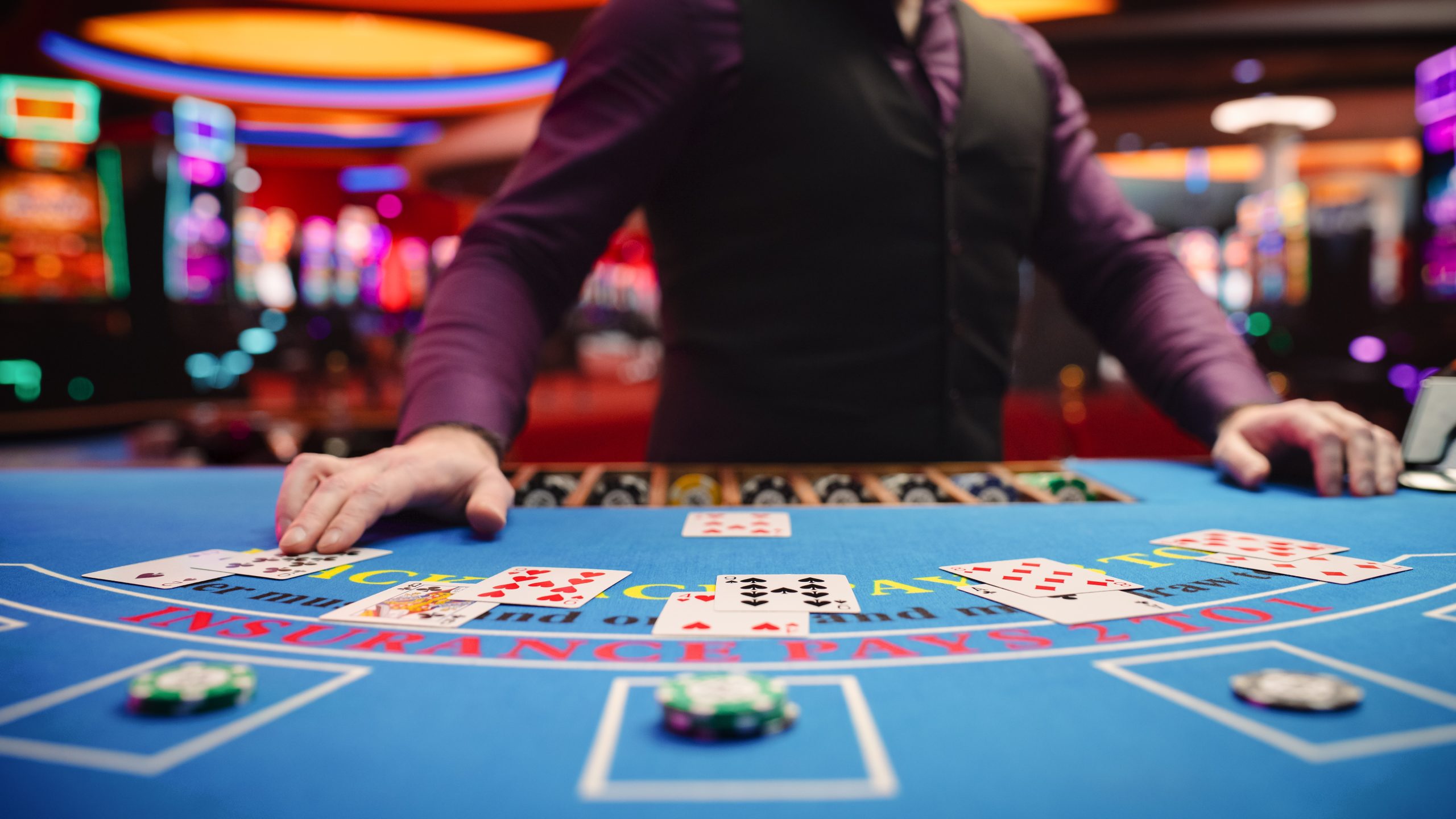 Qual é a diferença entre poker e blackjack?