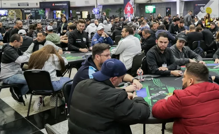 Como jogar poker em torneios de série: O guia definitivo