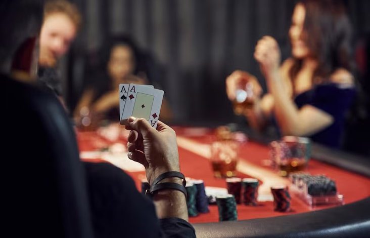 Poker em torneios turbo knockout: estratégias em ritmo acelerado