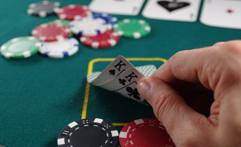 Qual a melhor estratégia para “antes” em jogos de Stud Poker?
